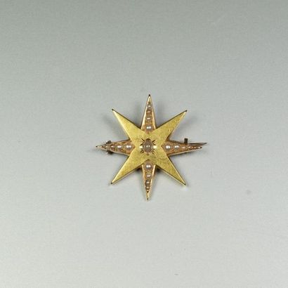 null Antique brooch in 18K (750/oo) yellow gold featuring an 8-pointed star decorated...