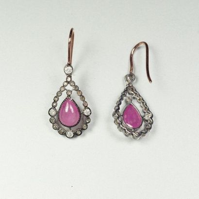 null Paire de pendants d'oreilles en argent (925/oo) formant des gouttes ajourées...