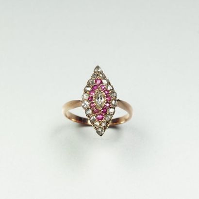 null Antique Marquise ring in 18K (750/oo) yellow gold centered with a shuttle-cut...
