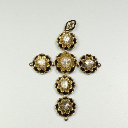 null Croix Provençale ancienne en or jaune 18K (750/oo) composée de motifs ronds...