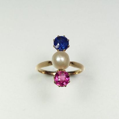 null Antique 18K (750/oo) rose gold ring set with a probably fine pearl between a...