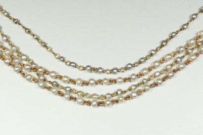 null Long collier en or jaune 18K (750/oo) à maille ronde entrecoupée de perles fines...