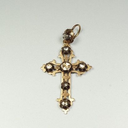 null 18K (750/oo) yellow gold Provençal cross with openwork decoration adorned with...