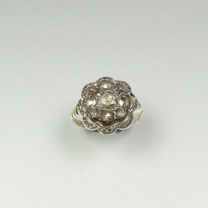 null Bague "Fleur" en or 18K (750/oo) centrée d'une Marguerite de diamants taillés...