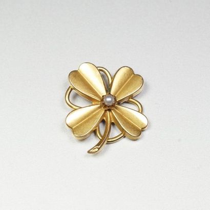 null 18K (750/oo) yellow gold necklace featuring a four-leaf clover centered on half...