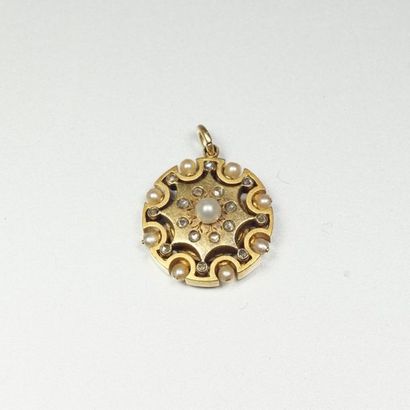null 18K (750/oo) yellow gold pendant with openwork rosette decoration adorned with...