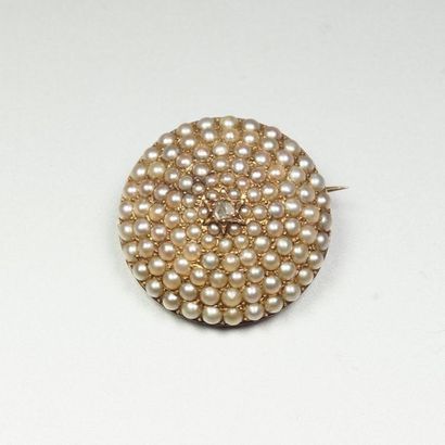 null Antique brooch in 18K (750/oo) yellow gold, the round curved motif entirely...