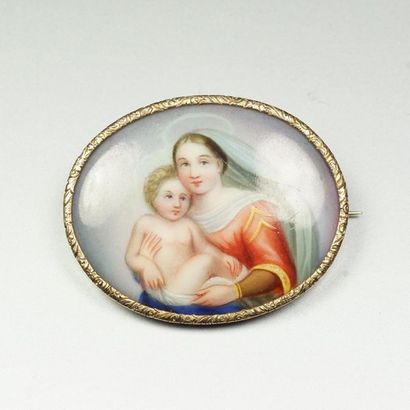 null Antique 14K (585/oo) yellow gold brooch set with a miniature on porcelain depicting...
