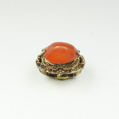 null Ring in 18K (750/oo) and 14K (585/oo) yellow gold centered on a carnelian cabochon,...