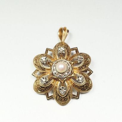 null 18K (750/oo) yellow gold rose brooch chased with rose cut diamonds in the center...