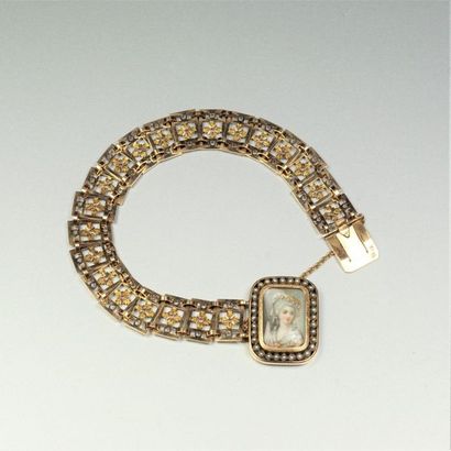 null Antique 18K (750/oo) yellow gold bracelet with openwork rectangular links centered...