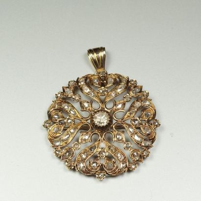 null Pendentif "Rosace" en or jaune 18K (750/oo) centré d'un diamant taillé en rose...