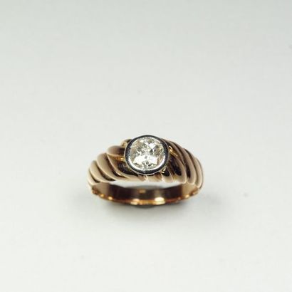 null 18K (750/oo) yellow gold and platinum (850/oo) gadroon ring with an antique...