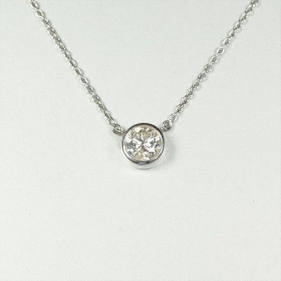 null Necklace in white gold mesh retaining in its center a half-cut diamond calibrating...