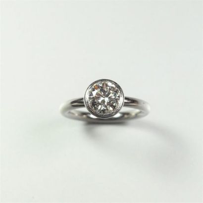 TIFFANY & CO Bague solitaire en platine (950/oo) centrée d’un diamant taille brillant...