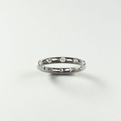 TIFFANY & CO Wedding band in smooth platinum (950/oo) with a round section decorated...