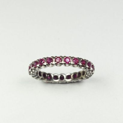 null Wedding band in 18K (750/oo) white gold set with round rubies. TDD 54. Gross...