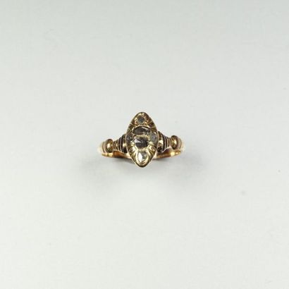Antique ring in 18K (750/oo) yellow gold...