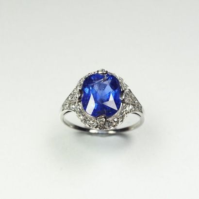 null Platinum ring (850/oo) centered on a rectangular cushion sapphire calibrating...