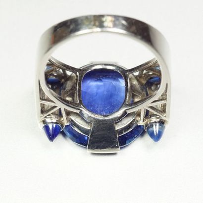 null Platinum ring (850/oo) centered on a sapphire calibrating approximately 10.50...