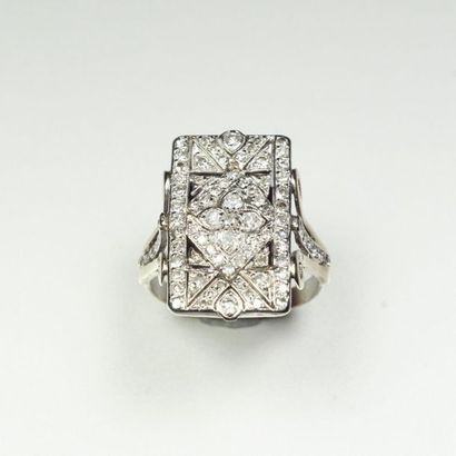 null Ring in 18K (750/oo) white gold, the rectangular openwork geometrically decorated...