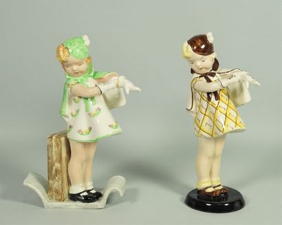 Germaine BOURET (d’après). Petites filles gantées aux bonnets vert et marron. c.1945...