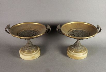 null Paire de coupes en bronze doré et patiné à décor à l’antique. Reposant sur des...