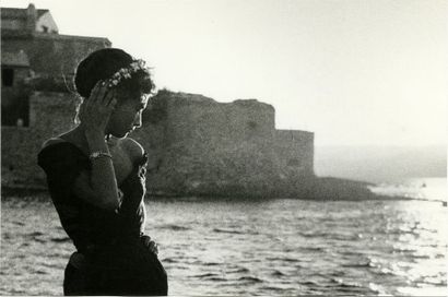 France Jeune femme à Saint-Tropez, ca. 1960.. Tirage argentique d’époque, tampons...