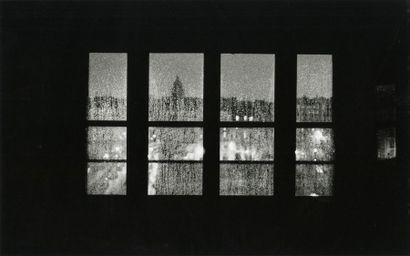 PARIS Vue de ma fenêtre, 1992.. Tirage argentique d’époque, daté au crayon et tampon...
