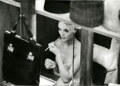 MODE Mannequin se maquillant avant un défilé Dior, Paris, ca. 1960.. Tirage argentique...