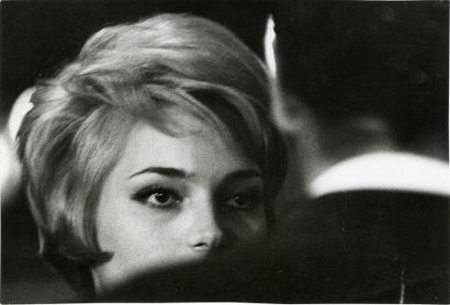 France Femme blonde, Paris, ca. 1960.. Tirage argentique ca. 1970, tampons « COPYRIGHT...