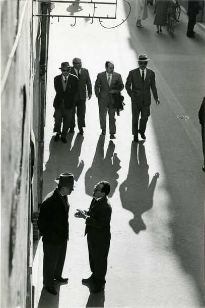 ITALIE Hommes dans la rue, ca. 1950.. Tirage argentique ca. 1980, tampon « PHOTO...