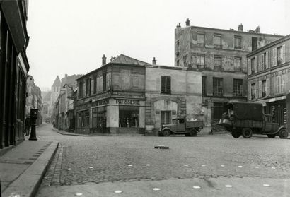 France Place des Grès, Paris 20e, ca. 1950.. Tirage argentique ca. 2000, daté et...