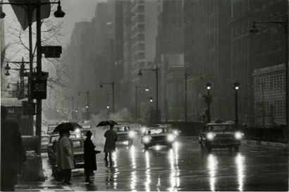 ETATS-UNIS New York sous la pluie, ca. 1970.. Tirage argentique ca. 1970, tampon...