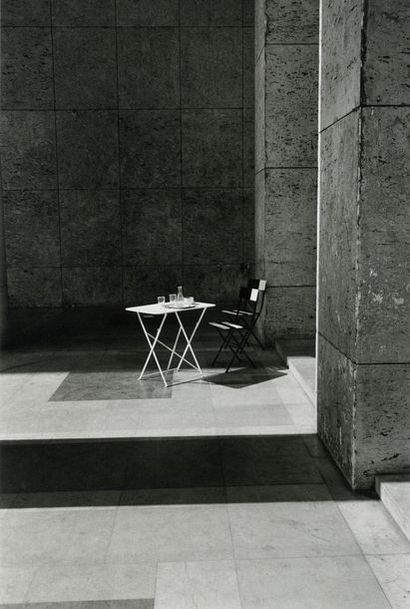 France Chaise et table, Paris, 1984.. Tirage argentique 1984, tampon « PHOTO J.P....