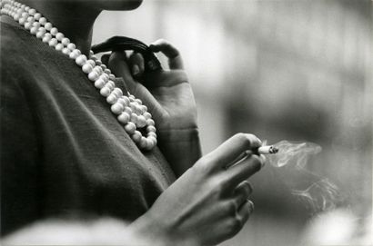 France Jeune femme à la cigarette, ca. 1960.. Tirage argentique ca. 1970, tampon...