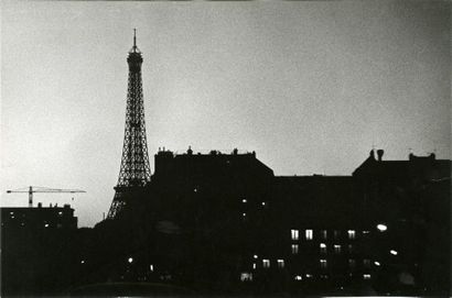 France « Paris », la Tour Eiffel, ca. 1970.. Tirage argentique ca. 1970, titré et...