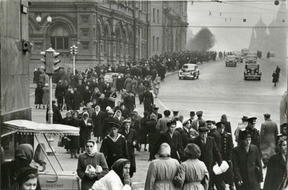 RUSSIE Passants dans la rue Gorki, Moscou, 1956.. Tirage argentique ca. 1970, tampon...