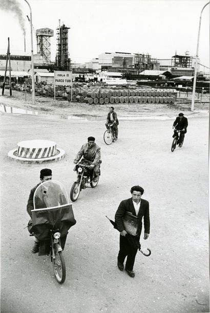 ITALIE « Ouvriers à Ravenne », 1950.. Tirage argentique ca. 1980, titré et daté au...