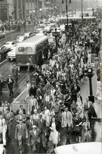 ETATS-UNIS 42e Rue, travailleurs se rendant à Grand Central Station pour rentrer...