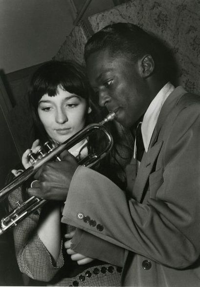 PARIS Juliette Gréco et Miles Davis, Salle Pleyel, mai 1949.. Tirage argentique de...