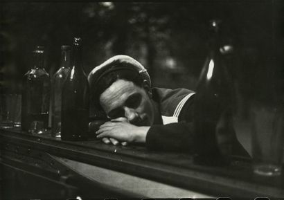 France Le marin endormi sur le piano du bal, Place du Bourg-Tibourg, Paris 4e, ca....