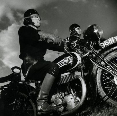France Orphée I, les motards noirs (CRS), 1949.. Tirage argentique de l’exposition...