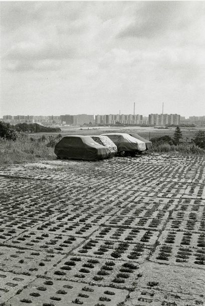 POLOGNE Paysage endormi d’une banlieue triste, Stegny, Varsovie, 1980.. Tirage argentique...