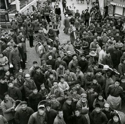 CHINE Petite foule ordinaire, Wushi, 1955.. Tirage argentique de l’exposition du...