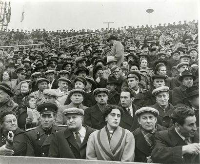 RUSSIE Spectateurs du match de football URSS-France dans le stade Dynamo, Moscou,...