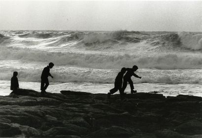 BRETAGNE La vague, Ile de Sein, 1956.. Tirage argentique ca. 1990, tampon « PHOTO...