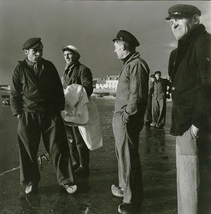 BRETAGNE Groupe de marins, Ile de Sein, 1956.. Tirage argentique ca. 1990, tampon...