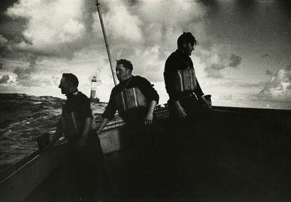 BRETAGNE Les sauveteurs en mer, Ile de Sein, 1956.. Tirage argentique ca. 1990, tampon...