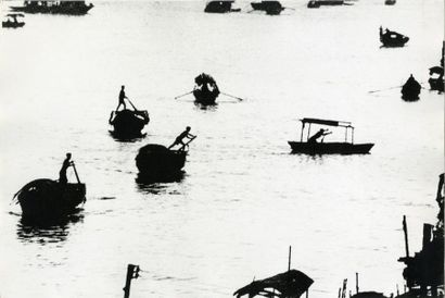 CHINE Silhouettes d’embarcations, ca. 1950.. Tirage argentique d’époque, tampon « PHOTO...